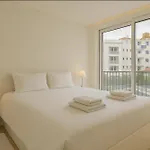 Bright 1 Bdr Apartment W/ Pool View By Lovelystay