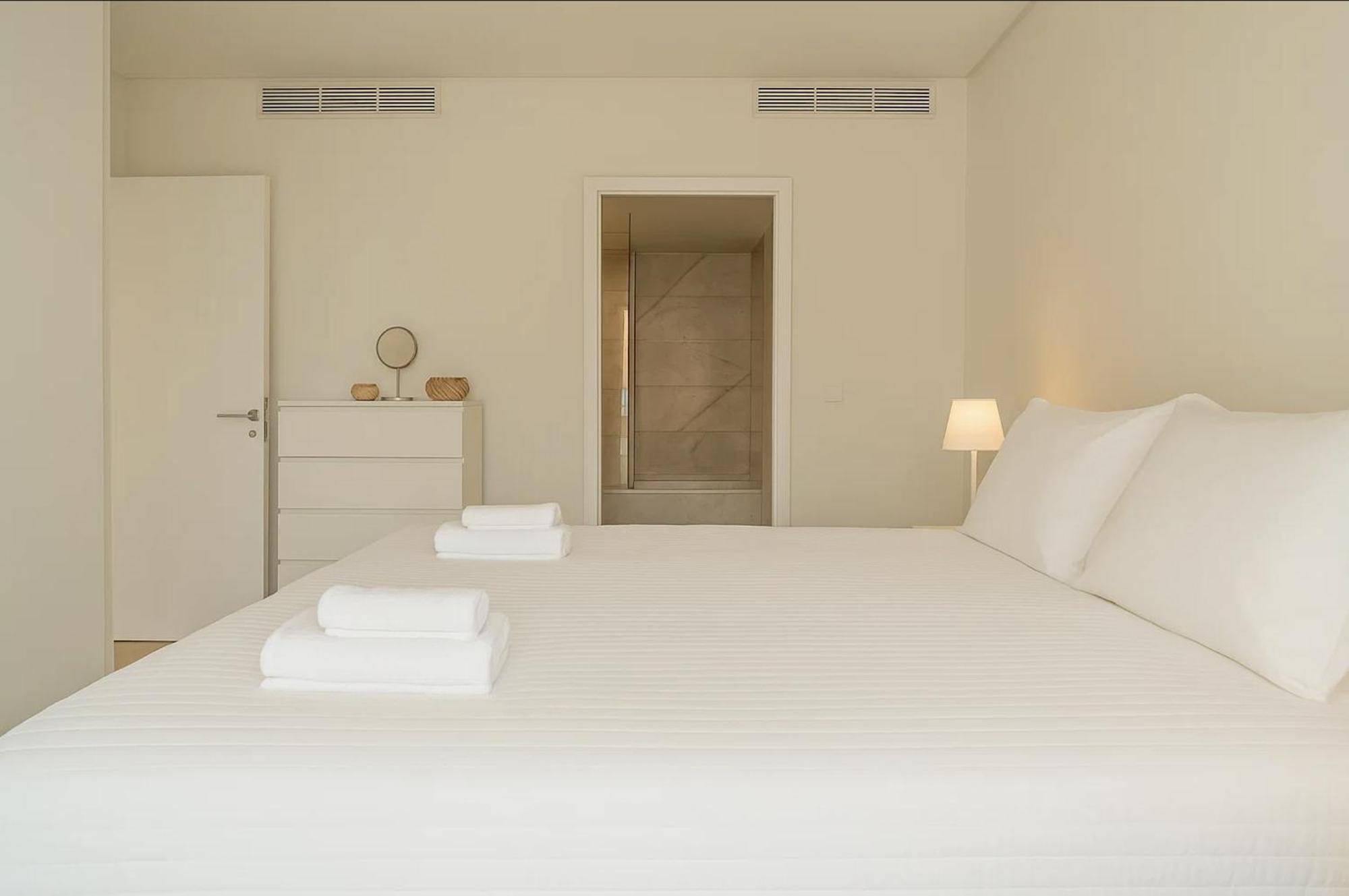 Bright 1 Bdr W/ Pool View By Lovelystay